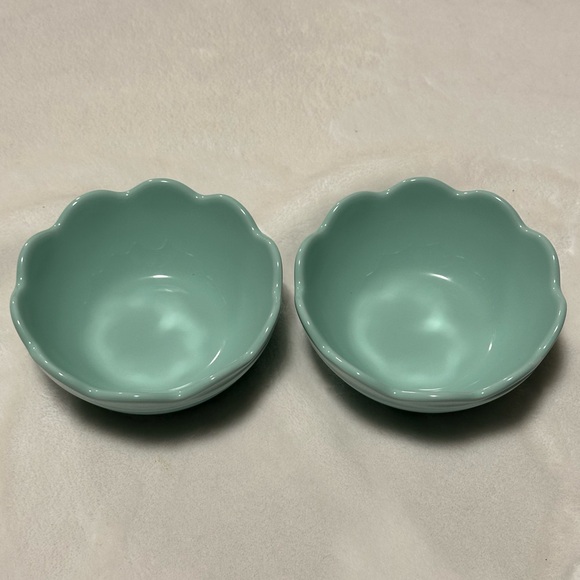NWT Le Creuset Set of 2 Frill Bowls 5.5”/14cm in Color Cool Mint Scalloped Edges - Picture 3 of 6